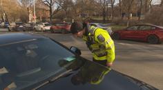 Řidiči v Praze parkují na místech pro postižené. Maskují to falešnými průkazy