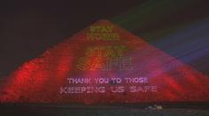 Egypt rozsvítil pyramidy: "Zůstaňte doma a v bezpečí, děkujeme“