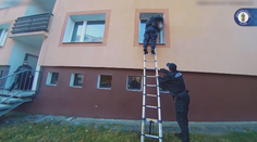 Seniorka se doma zaklínila a křičela o pomoc. Strážníky v bytě čekalo velké překvapení