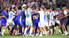 Ostudný fotbal na OH. Hymnu Argentiny vypískali, došlo i ke strkanici na hřišti