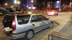 Pražští strážníci zadrželi falešného taxikáře, měl padělané doklady