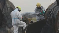 Hasiči stále zasahují v Hustopečích kvůli nehodě. Chemikálie prosákla i do rybníka