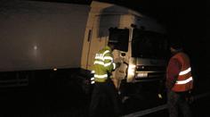 Tragická nehoda na Tachovsku. Kamion se rozjel a přimáčkl řidiče na náklaďák