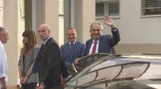 Miloše Zemana při nástupu do nemocnice doprovázela dcera!