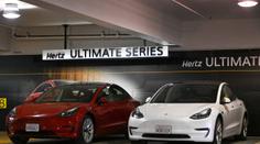 Sázka na Teslu krutě nevyšla. Lidé pořídili levné elektromobily, teď ale pláčou