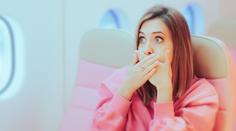 Letadlo se muselo vrátit na letiště, proháněl se v něm nahý muž