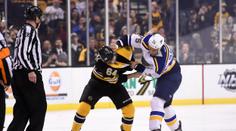 Hráči v NHL se rvali, televizní komentátor jim zpíval koledu!
