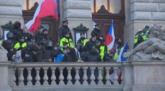 Protivládní demonstranti se snažili dostat do Národního muzea. Bránili ho těžkooděnci
