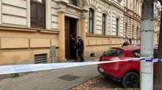 Muž měl během hádky udusit polštářem křičící přítelkyni. Hrozí mu až 18 let