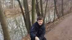Město pod útokem labutí! Záludného ptáka uklidnili strážníci speciálním chvatem