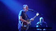 Zpěvák Chris Rea zkolaboval při koncertu, skončil v nemocnici
