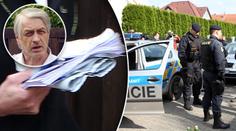 FOTO JAKO DŮKAZ: Tajemná lejstra! Tohle si policie odnesla z Uhříněvsi