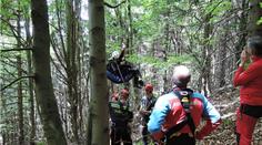Paraglidista uvízl ve větvích metry nad zemí! Vyšplhal pro něj hasič