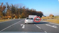 Tady šlo o život! Motorkář nedostal přednost a musel k zemi, stroj ujížděl dál