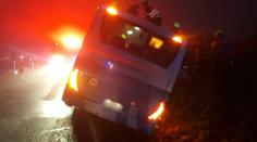 Lidé pospíchali do práce, autobus s nimi havaroval. Vylézt museli střešním oknem