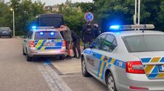 Policejní jackpot: Chytili hledaného muže v hledaném autě a pod vlivem