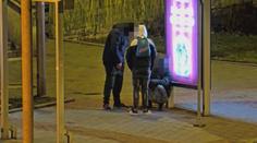 Muže v Ostravě napadli na zastávce dva mladíci. Nejprve ho měli zbít, pak okrást