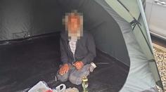 Problémy před prodejnou. Ve vystavených stanech spí lidé, strážníci našli i milence