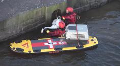 Bezvládná kráska ležela na hladině! Hasiči si vzali na pomoc paddleboard