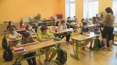 První kolo testování odhalilo přes 100 nakažených. Děti čekají další testy