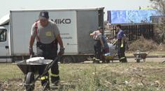 Dobrovolníci uklízí obce na Moravě. Pomoci vyrazila i reportérka TV Nova