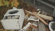 Staré matrace, gauč i křeslo. Pardubice trápí problém s černou skládkou