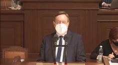 Ministr "strašil" nošením respirátorů i v létě, teď se za výrok omluvil. VIDEO