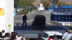 Netrpělivý řidič chtěl být první na souši, s autem skočil do moře