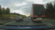 Brzda, sprcha nadávek a málem infarkt. Kamion se cpal na dálnici, jel podle vás nebezpečně?