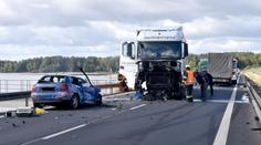 Řidička vjela na hrázi přehrady přímo pod kamion. Nepřežila