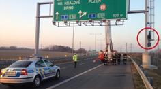 Na pražské výpadovce visel na bráně se značkami oběšenec!
