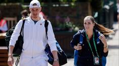 Další pár na okruhu. Shapovalov požádal o ruku švédskou tenisovou krásku