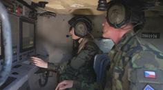 Moderátorka zaměřila na radaru nepřátelský objekt. Byla připravená ho sestřelit