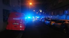 V kuchyni bytu vypukl požár, hasiči museli evakuovat 18 lidí