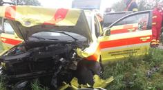 Záchranka spěchala za pacientem, cestu jí zkřížilo auto! Tři zranění