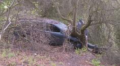 Řidič nechal nabourané auto v příkopu. Zarůstá křovím a město řeší, co s ním