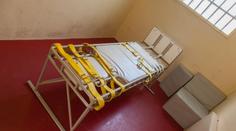 Muže neprávem zavřeli na psychiatrii, přikurtovali k posteli a napumpovali léky