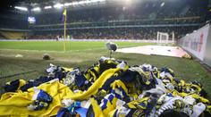 Smekáme! Fanoušci zasypali hřiště šálami. Ty zahřejí oběti zemětřesení!