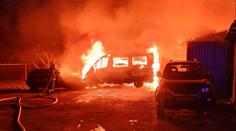 Požár se na Písecku začal rychle šířit. Shořelo několik aut v přístřešcích