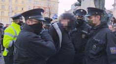 Lidé v Praze protestovali proti opatřením, řečník dostal na pódiu pěstí