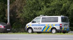 Řidič ujížděl na Vyškovsku devadesátkou. Jen jsme auto tlačili, tvrdil policistům