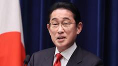 Útok na japonského premiéra. Atentátník na něj hodil zřejmě bombu