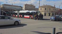 V Brně se zastavil trolejbus a nemohl se rozjet. Cestující si ho odtlačili sami
