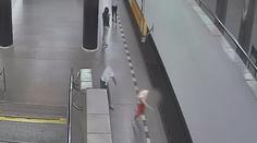 VIDEO: Muž strčil svou známou pod metro. Žena zázrakem přežila