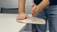 Jak naporcovat pizzu bez použití nože? Postačí vám ruce a přesná muška