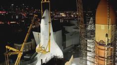V Los Angeles vystavili vysloužilý raketoplán. Vůbec poprvé ve vzpřímené poloze
