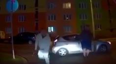 Muž vyběhl na ženu s obuškem v ruce, ta ho pohotově srazila autem