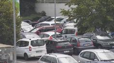 Chaos na parkovišti v Třebíči. Řidič boural několik aut a ujel