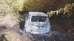 Ukradli auto a zapálili ho. Policie po měsících dopadla podezřelé muže