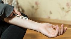 Mladík se pokusil zabít v přímém přenosu, jeden z diváků ho zachránil